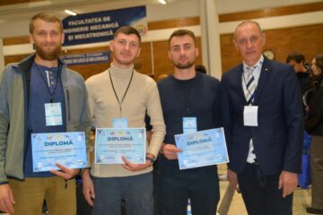 Studenții suceveni și îndrumătorul lor la concursul din București