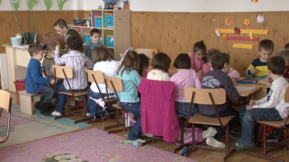 Peste 45.000 de preșcolari și elevi nevoiași vor primi câte 500 de lei pentru rechizite și haine Peste 45.000 de preșcolari și elevi nevoiași vor primi câte 500 de lei pentru rechizite și haine