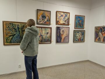 Artista Pușa Pîslaru-Ionescu, o coloristă desăvârșită, a expus „Dincolo de…”, la Muzeul de Istorie