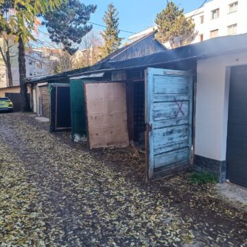 Demolare parțială de garaje pe strada Mărășești, unde acțiunea Primăriei Suceava a fost blocată de o ordonanță prezidențială