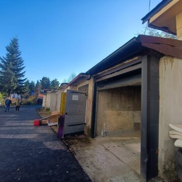 Demolare parțială de garaje pe strada Mărășești, unde acțiunea Primăriei Suceava a fost blocată de o ordonanță prezidențială