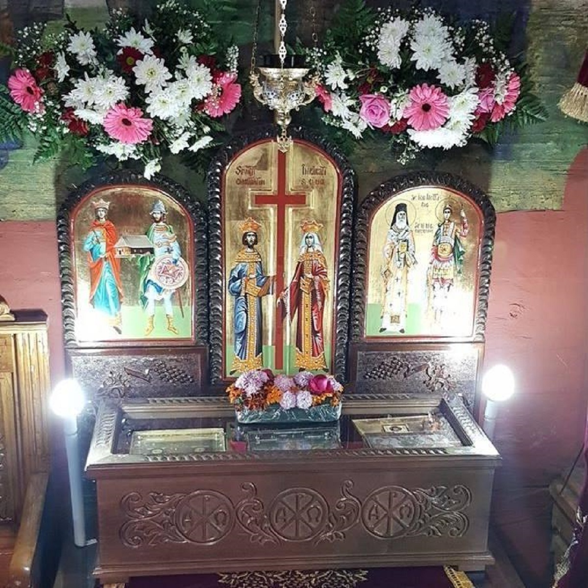 Biserica „Sfinţii Mucenici Mercurie şi Ecaterina” din Rădăşeni, un monument istoric de 400 de ani, îşi serbează ocrotitorii