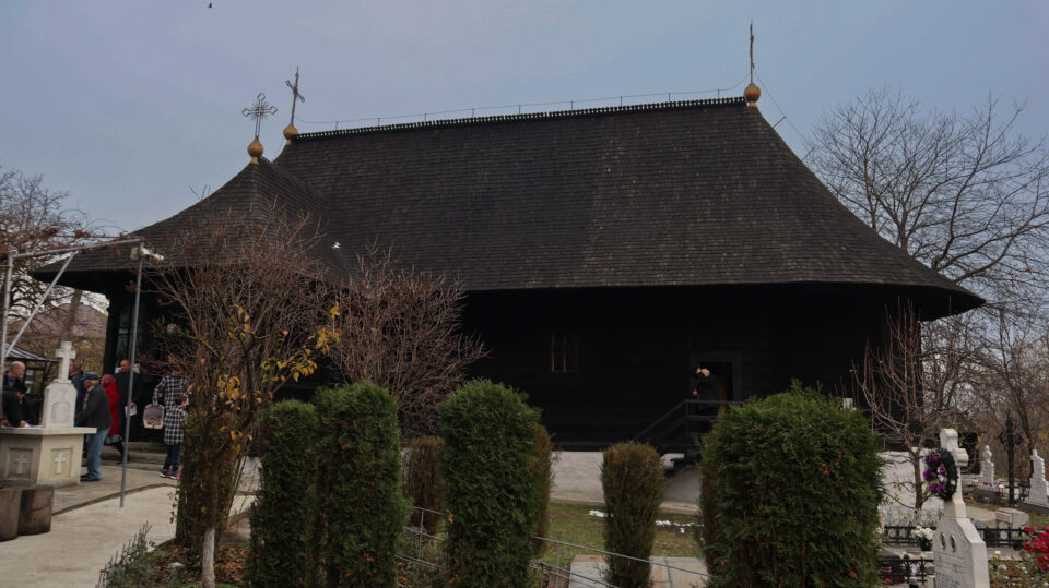 Biserica „Sfinţii Mucenici Mercurie şi Ecaterina” din Rădăşeni, un monument istoric de 400 de ani, îşi serbează ocrotitorii Biserica „Sfinţii Mucenici Mercurie şi Ecaterina” din Rădăşeni, un monument istoric de 400 de ani, îşi serbează ocrotitorii