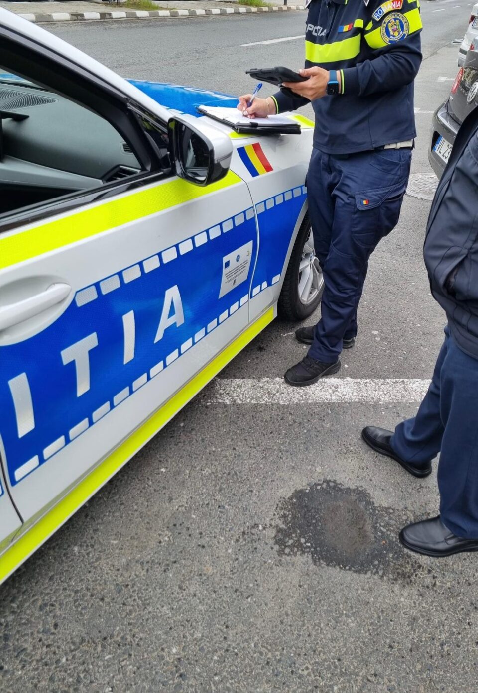 Au oprit o mașină care avea ITP-ul expirat și au dat peste un șofer care avea permisul suspendat