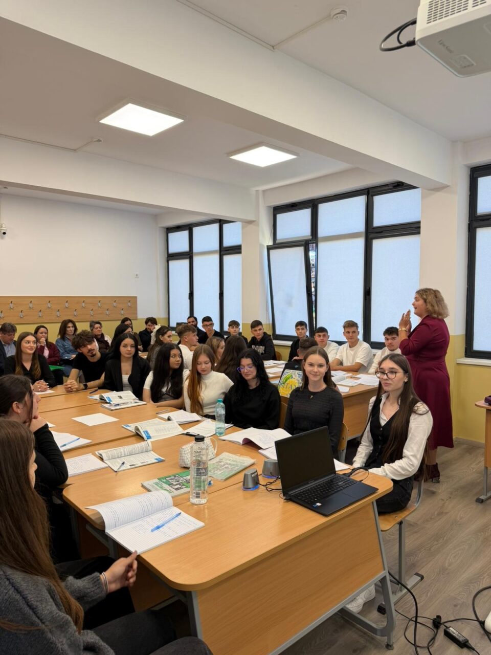 Liceul Teoretic „Iorgu Vârnav Liteanu” din Liteni, punte între tradiție și inovație la Cercul Pedagogic al profesorilor de Socio-Umane