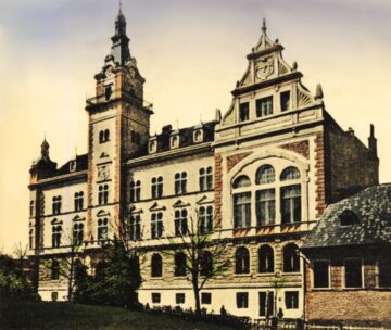 Ras de comuniști de pe turnul cu ceas, Sfântul Gheorghe și-a reluat locul pe fațada Palatului Administrativ din Suceava