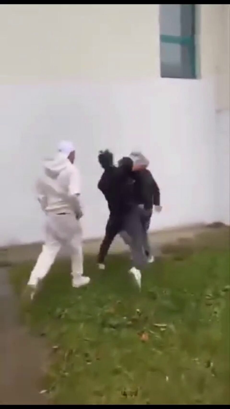 Elevi reținuți în arest după bătaia de lângă o școală din Gura Humorului