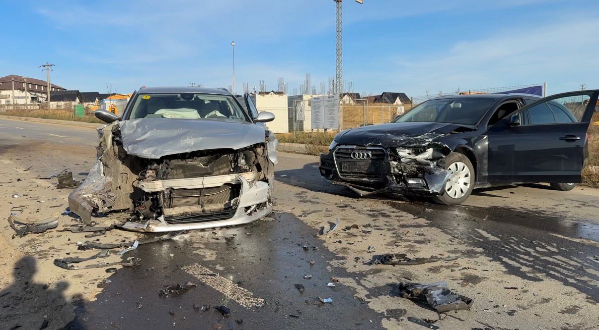 Accident violent la intrarea în Moara, cu trei mașini implicate și un pieton acroșat