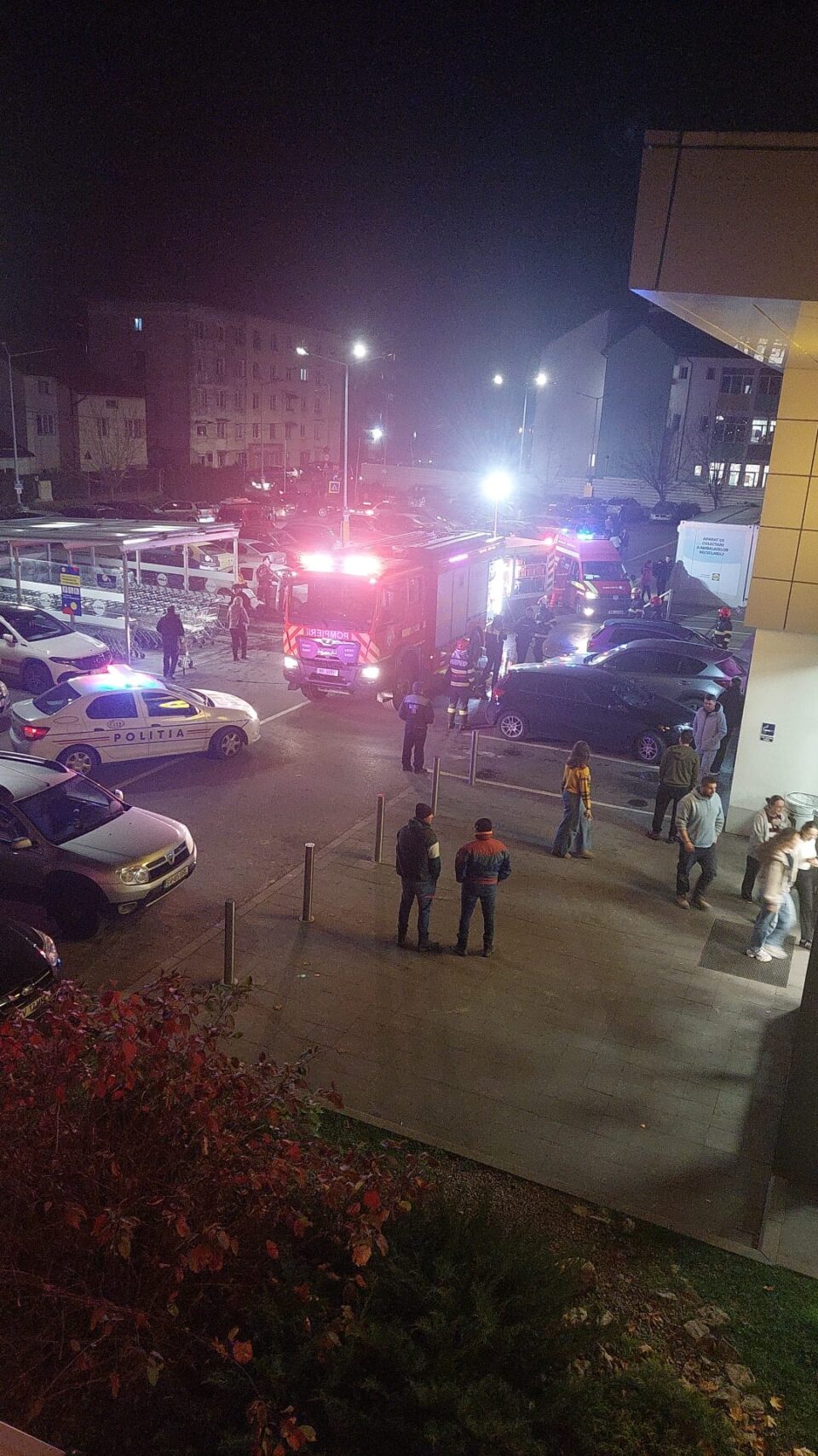 Mașină salvată de la distrugere de un agent de pază al unui magazin, care a observat la timp incendiul