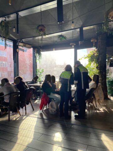 250 de elevi, găsiți în localuri, în miezul zilei, după o razie a Poliției la Fălticeni