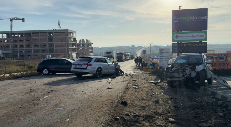 Accident violent la intrarea în Moara, cu trei mașini implicate și un pieton acroșat