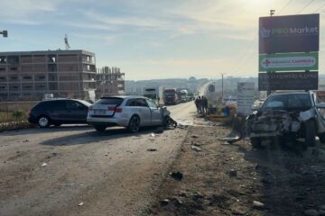 Accident violent la intrarea în Moara, cu trei mașini implicate și un pieton acroșat