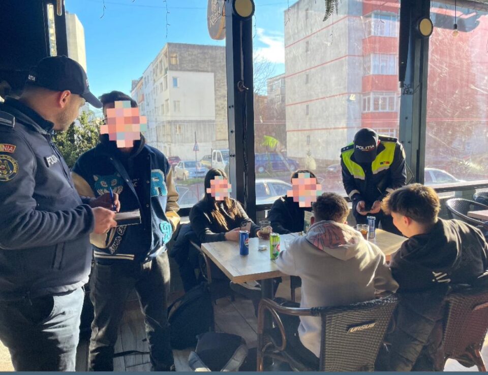 250 de elevi, găsiți în localuri, în miezul zilei, după o razie a Poliției la Fălticeni 250 de elevi, găsiți în localuri, în miezul zilei, după o razie a Poliției la Fălticeni