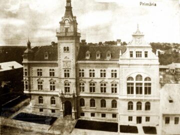 Ras de comuniști de pe turnul cu ceas, Sfântul Gheorghe și-a reluat locul pe fațada Palatului Administrativ din Suceava