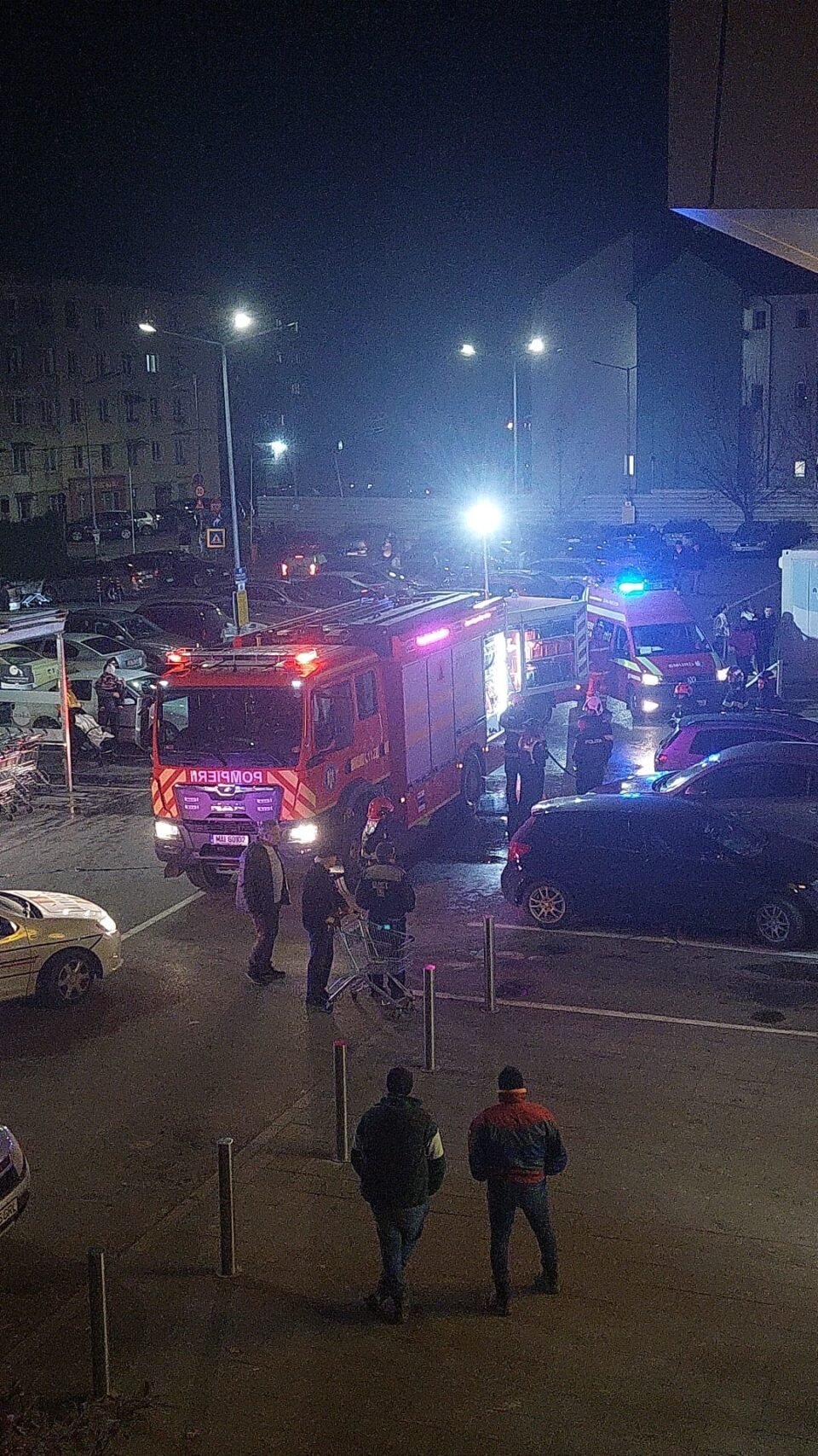 Mașină salvată de la distrugere de un agent de pază al unui magazin, care a observat la timp incendiul