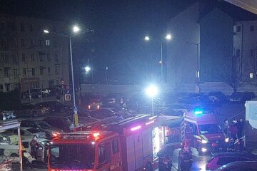 Mașină salvată de la distrugere de un agent de pază al unui magazin, care a observat la timp incendiul Mașină salvată de la distrugere de un agent de pază al unui magazin, care a observat la timp incendiul