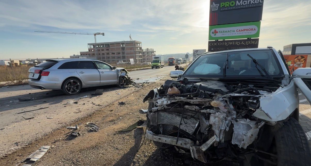 Accident violent la intrarea în Moara, cu trei mașini implicate și un pieton acroșat