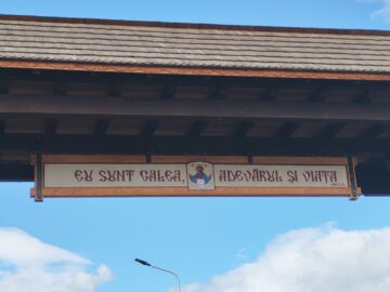 „Poarta Raiului” există și se află la intrarea în comuna Horodnic de Sus