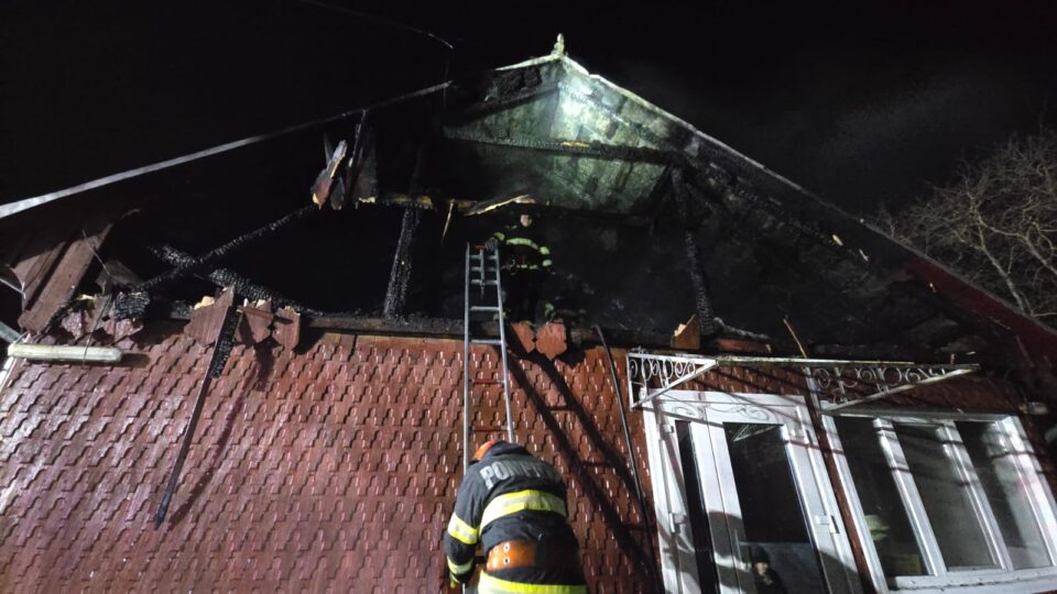 Incendiu puternic în toiul nopții, extins la două clădiri, una din ele cabinet stomatologic Incendiu puternic în toiul nopții, extins la două clădiri, una din ele cabinet stomatologic