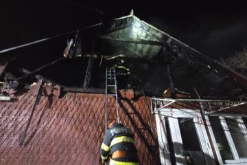 Incendiu puternic în toiul nopții, extins la două clădiri, una din ele cabinet stomatologic Incendiu puternic în toiul nopții, extins la două clădiri, una din ele cabinet stomatologic