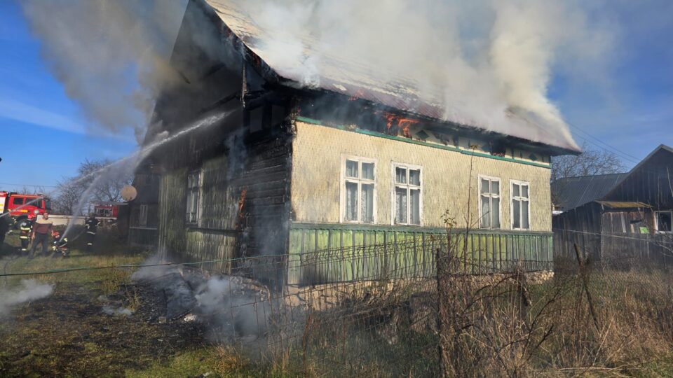 Casă distrusă de un incendiu izbucnit în podul locuinței