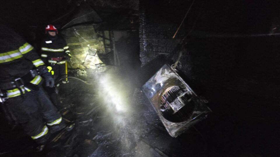 Incendiu puternic în toiul nopții, extins la două clădiri, una din ele cabinet stomatologic