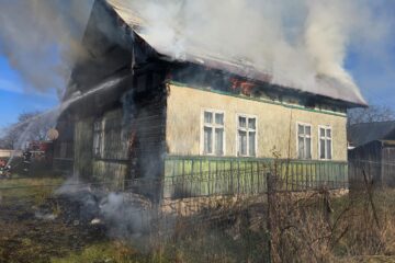 Casă distrusă de un incendiu izbucnit în podul locuinței Casă distrusă de un incendiu izbucnit în podul locuinței
