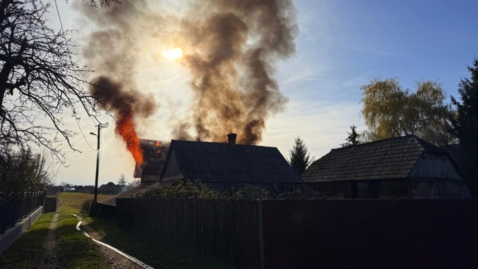 Casă distrusă de un incendiu izbucnit în podul locuinței