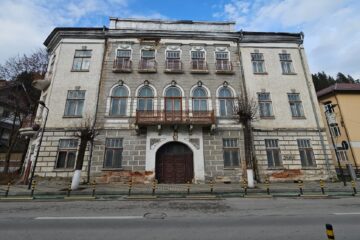 O clădire în care au învățat mii de dorneni, propusă spre demolare, salvată de jandarmi O clădire în care au învățat mii de dorneni, propusă spre demolare, salvată de jandarmi