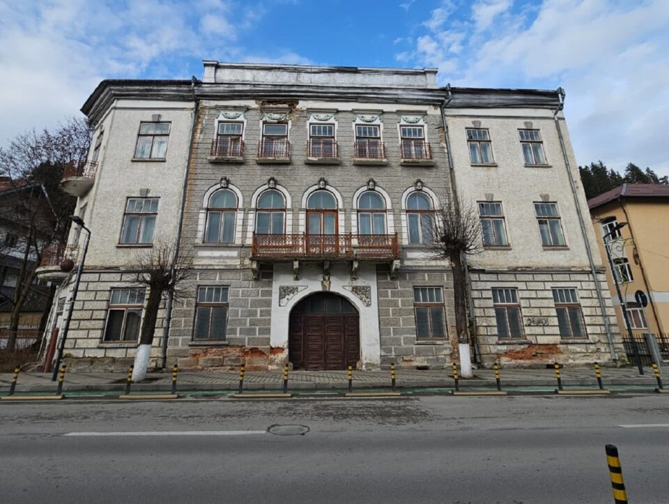 O clădire în care au învățat mii de dorneni, propusă spre demolare, salvată de jandarmi O clădire în care au învățat mii de dorneni, propusă spre demolare, salvată de jandarmi