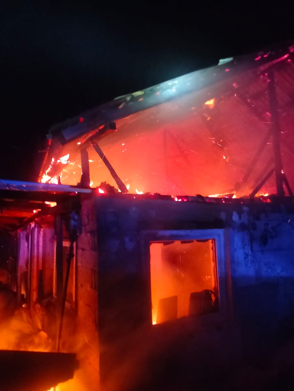 Încă o casă distrusă de un incendiu, duminică noapte, la Gulia