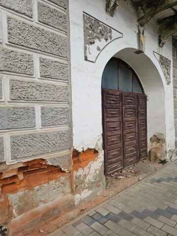 O clădire în care au învățat mii de dorneni, propusă spre demolare, salvată de jandarmi