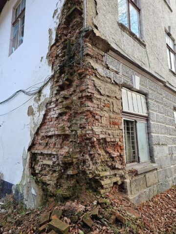 O clădire în care au învățat mii de dorneni, propusă spre demolare, salvată de jandarmi