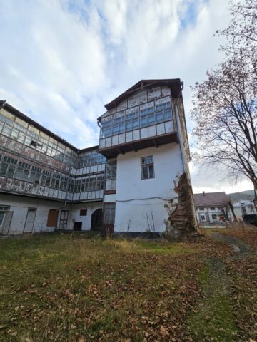 O clădire în care au învățat mii de dorneni, propusă spre demolare, salvată de jandarmi