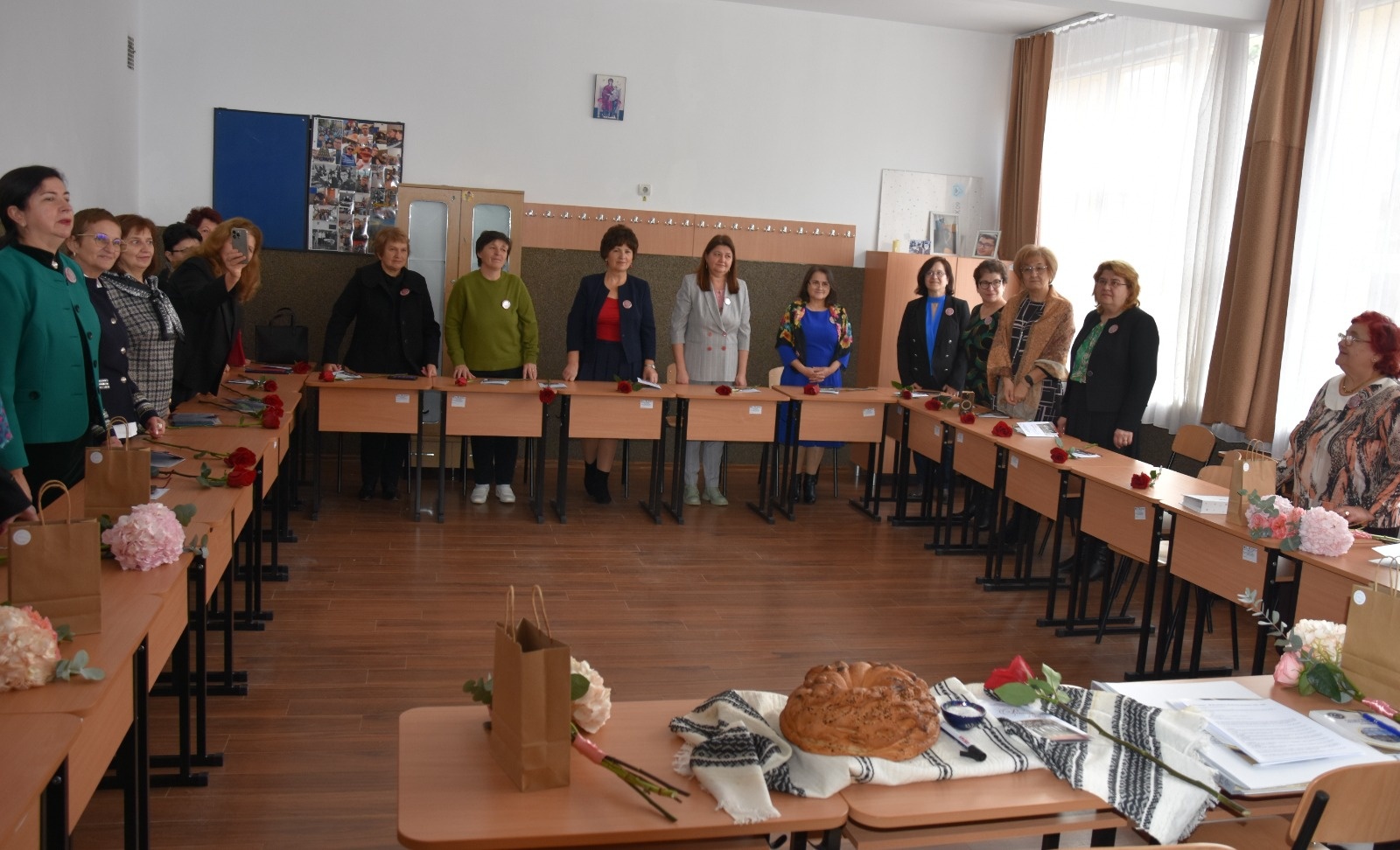 Întâlnire emoționantă la 40 de ani de la absolvirea Liceului Economic Suceava