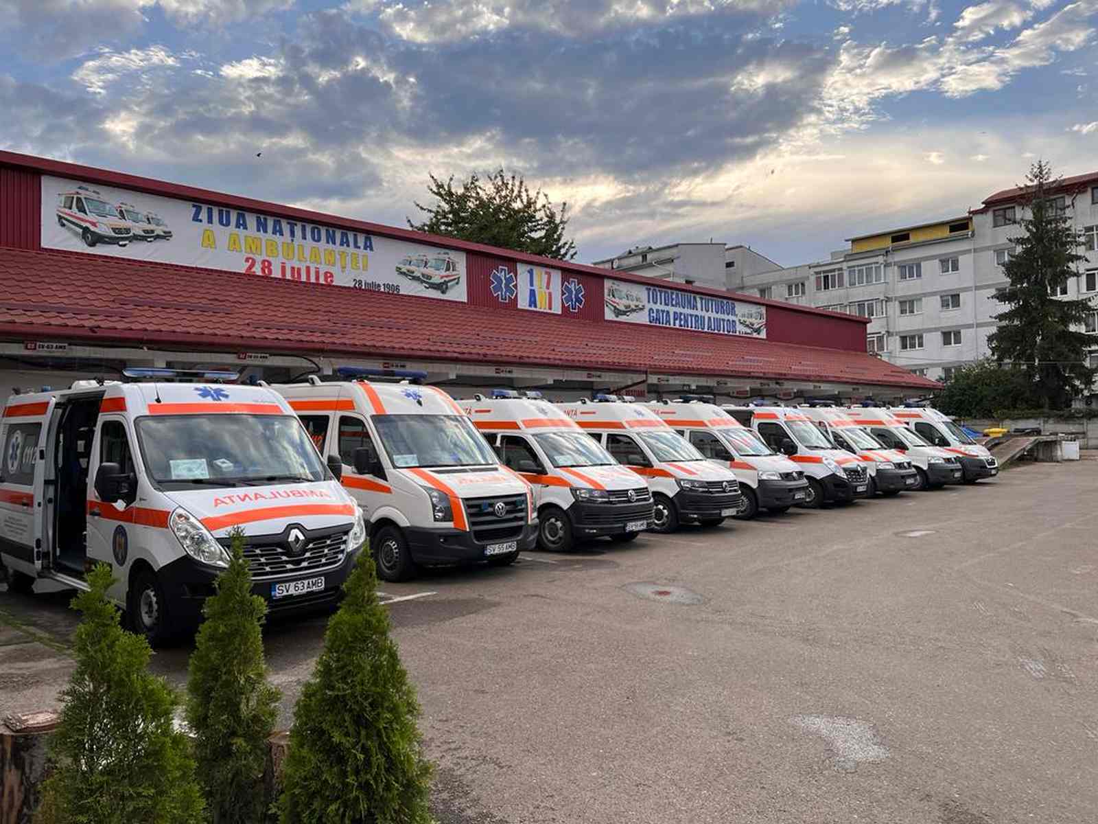 Ambulanța face apel de sponsorizare la firme pentru construcția unei copertine pentru mașinile de salvare