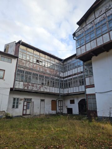 O clădire în care au învățat mii de dorneni, propusă spre demolare, salvată de jandarmi