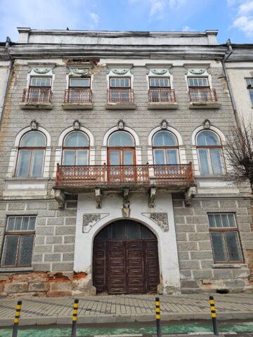 O clădire în care au învățat mii de dorneni, propusă spre demolare, salvată de jandarmi