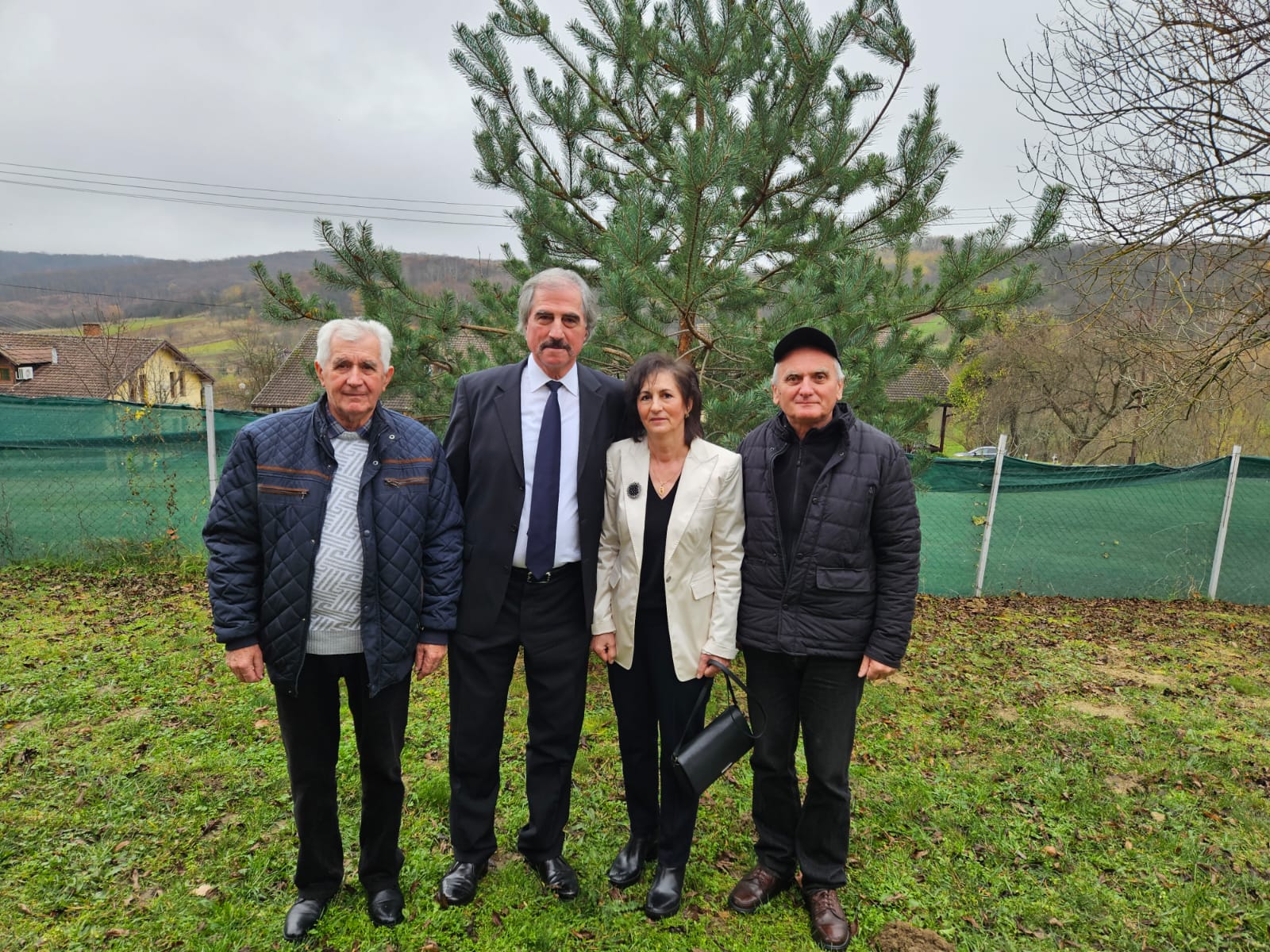 În fața pinului din curtea Casei Memoriale Iuliu Maniu