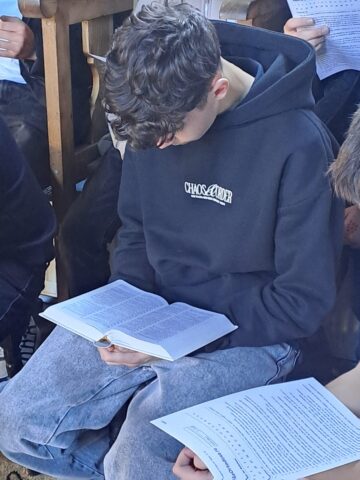 „Ora de Biblie” 2025: Liceul Teoretic „Iorgu Vârnav Liteanu” din Liteni, alături de cei peste 7.500 de elevi care au citit integral Scriptura într-o oră