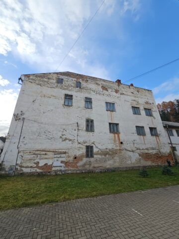 O clădire în care au învățat mii de dorneni, propusă spre demolare, salvată de jandarmi