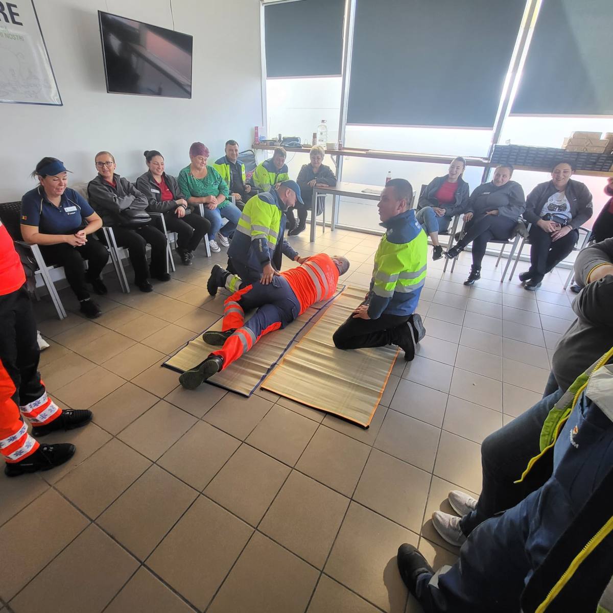 Ambulanța face apel de sponsorizare la firme pentru construcția unei copertine pentru mașinile de salvare