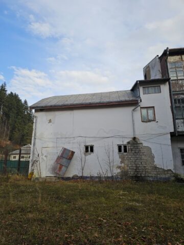 O clădire în care au învățat mii de dorneni, propusă spre demolare, salvată de jandarmi