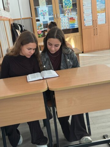 „Ora de Biblie” 2025: Liceul Teoretic „Iorgu Vârnav Liteanu” din Liteni, alături de cei peste 7.500 de elevi care au citit integral Scriptura într-o oră