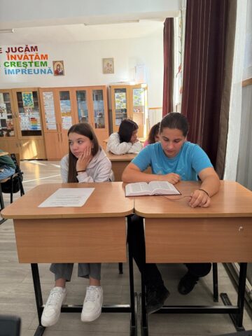 „Ora de Biblie” 2025: Liceul Teoretic „Iorgu Vârnav Liteanu” din Liteni, alături de cei peste 7.500 de elevi care au citit integral Scriptura într-o oră