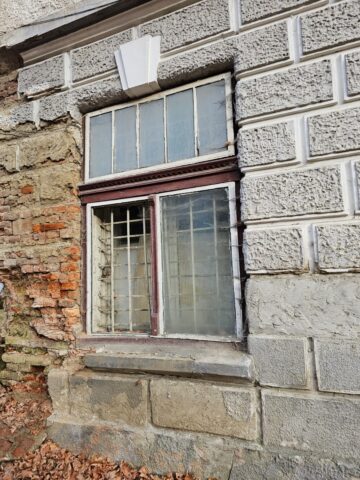 O clădire în care au învățat mii de dorneni, propusă spre demolare, salvată de jandarmi