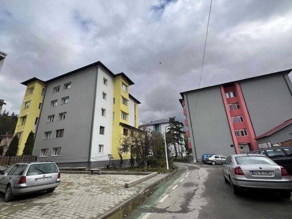 Primăria Vatra Dornei se apropie de finalizarea lucrărilor de reabilitare energetică a 20 de blocuri din municipiu