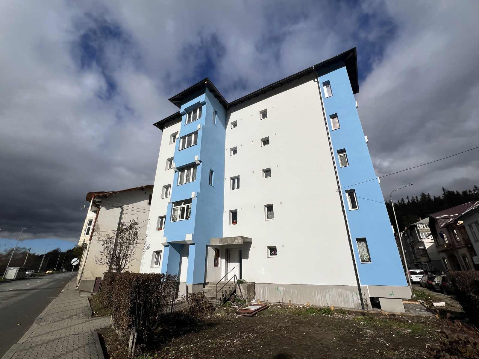 Primăria Vatra Dornei se apropie de finalizarea lucrărilor de reabilitare energetică a 20 de blocuri din municipiu