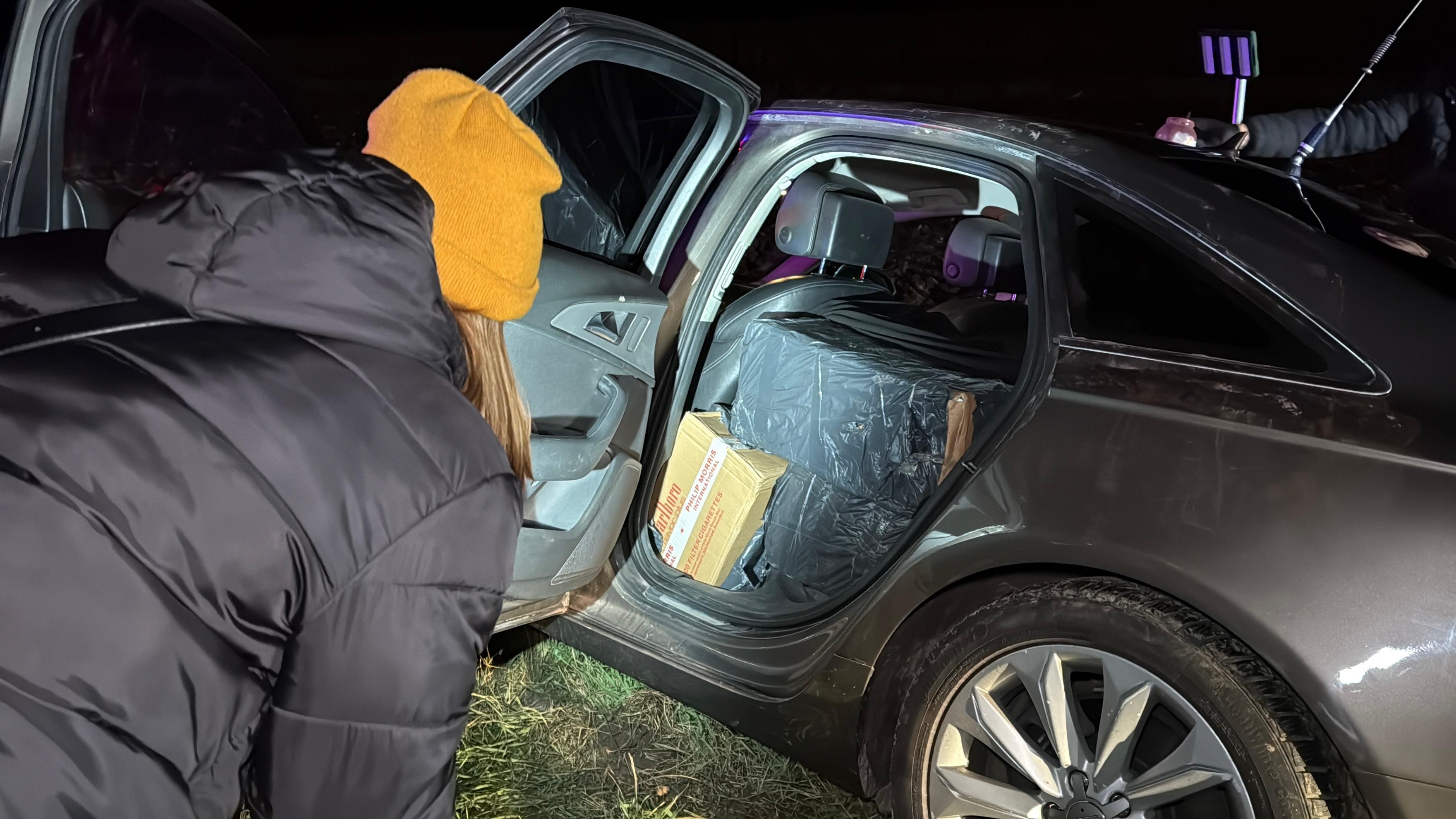 Șofer care transporta țigări de contrabandă, urmărit la ieșirea din Suceava spre Fălticeni. Suspectul urmărit cu focuri de armă a dispărut printre strujeni de porumb