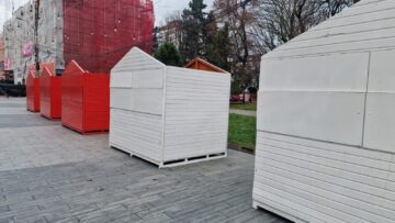 20 de căsuțe roșii și albe, puse la dispoziția comercianților și meșterilor populari, la Târgul de Crăciun din centrul Sucevei